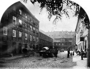 Podwórze zajazdu Pokoyhof, w tle widoczna Synagoga Krajowa, pocz. XX w.